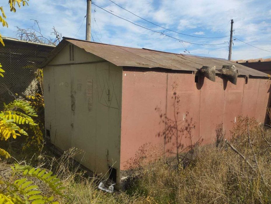 Металевий гараж у гарному стані