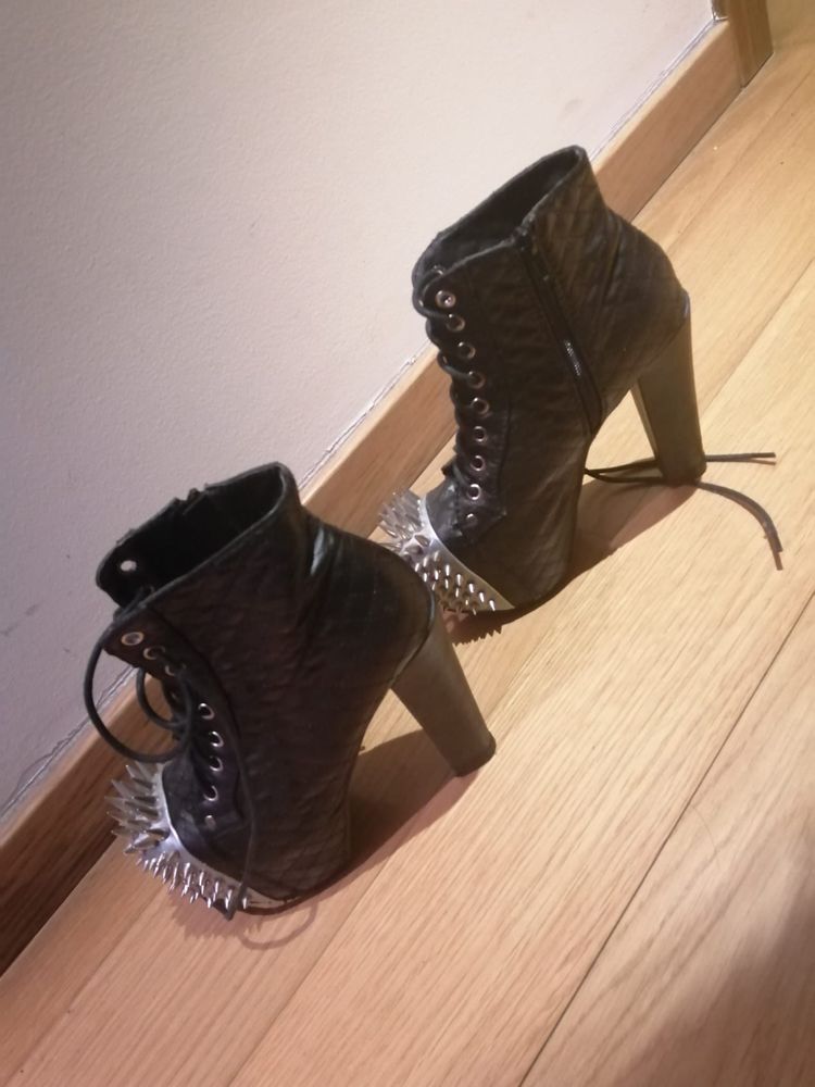 Botas com spikes 36