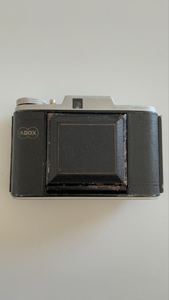 Máquina fotográfica vintage ADOX com tripé