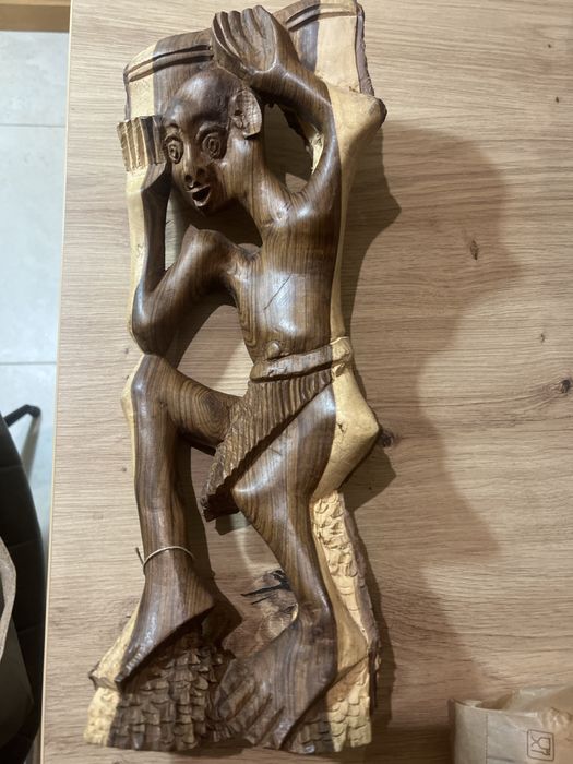 Escultura artesanal em madeira maciça ( entalhada à mao)