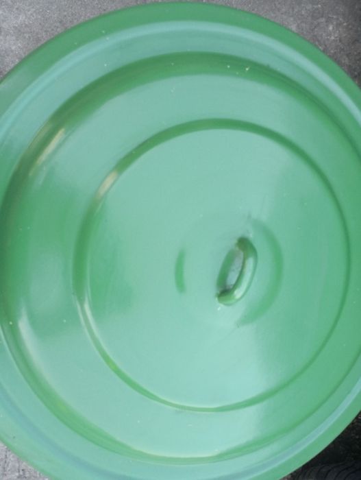 Duży garnek z przykrywką