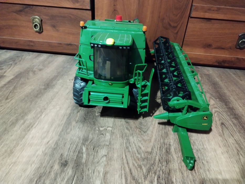 Zabawka kombajn .