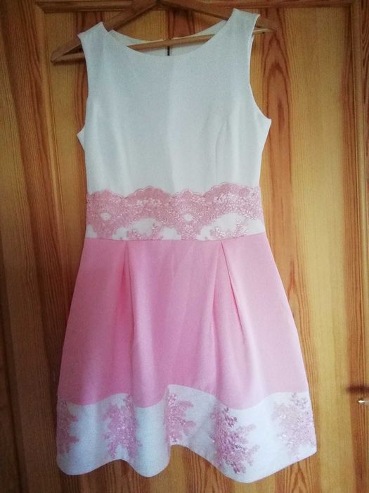 Sukienka damska zdobiona wstawkami haftowanymi