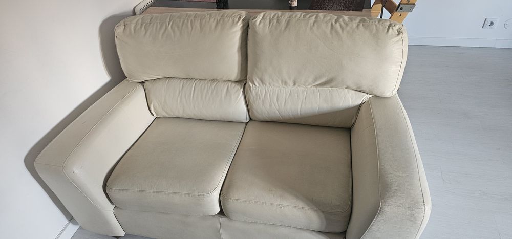 Sofá Elegante de Couro - Conforto e Estilo Moderno por Preço Acessível