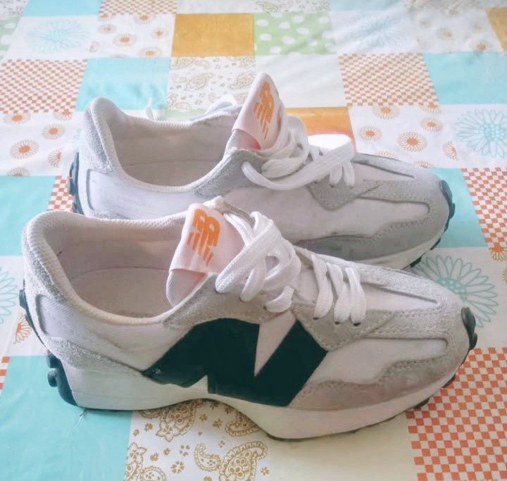 Tênis New Balance  originais como novos , com portes fica 20€