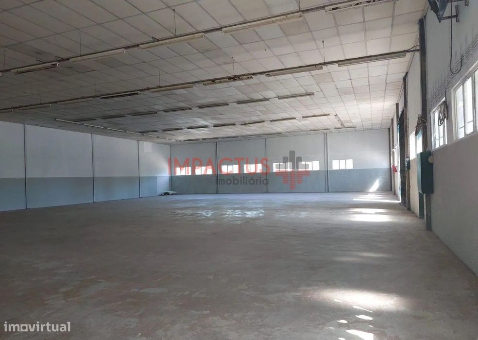 Armazém amplo com 600m2