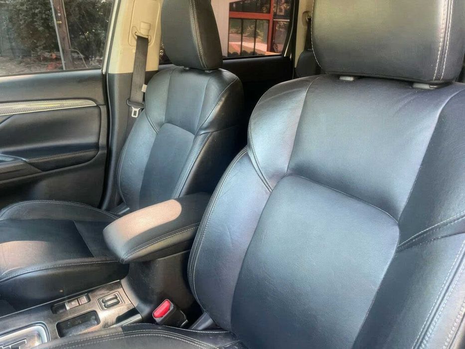 Mitsubishi Outlander LE      2020