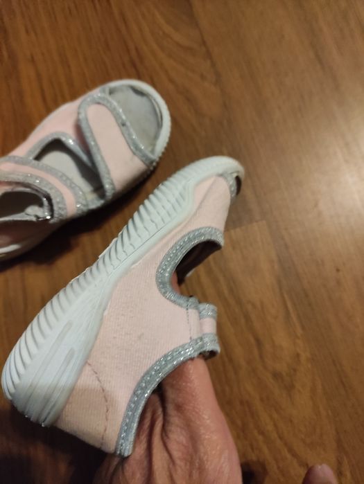 Sandałki dziewczęce r. 23