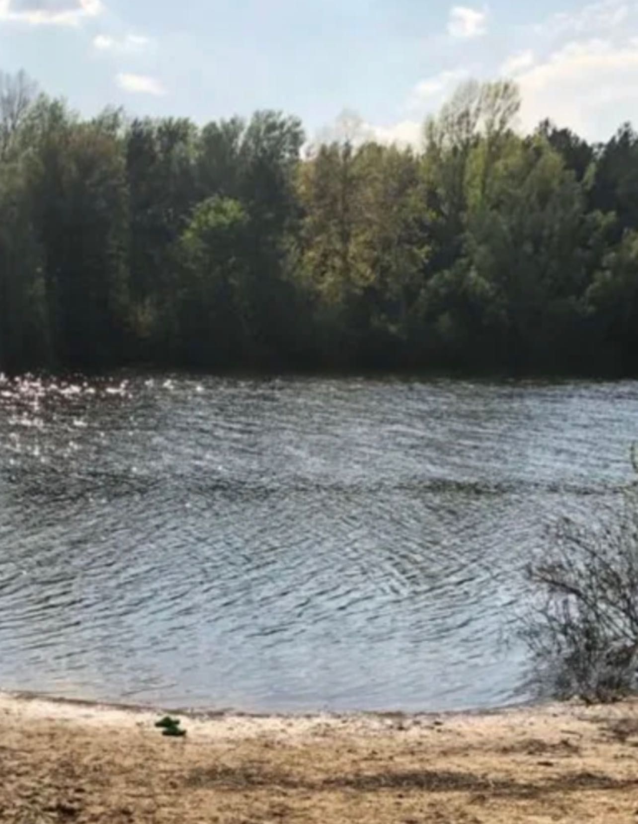 Продам земельну ділянку від Власника через пару хат річка