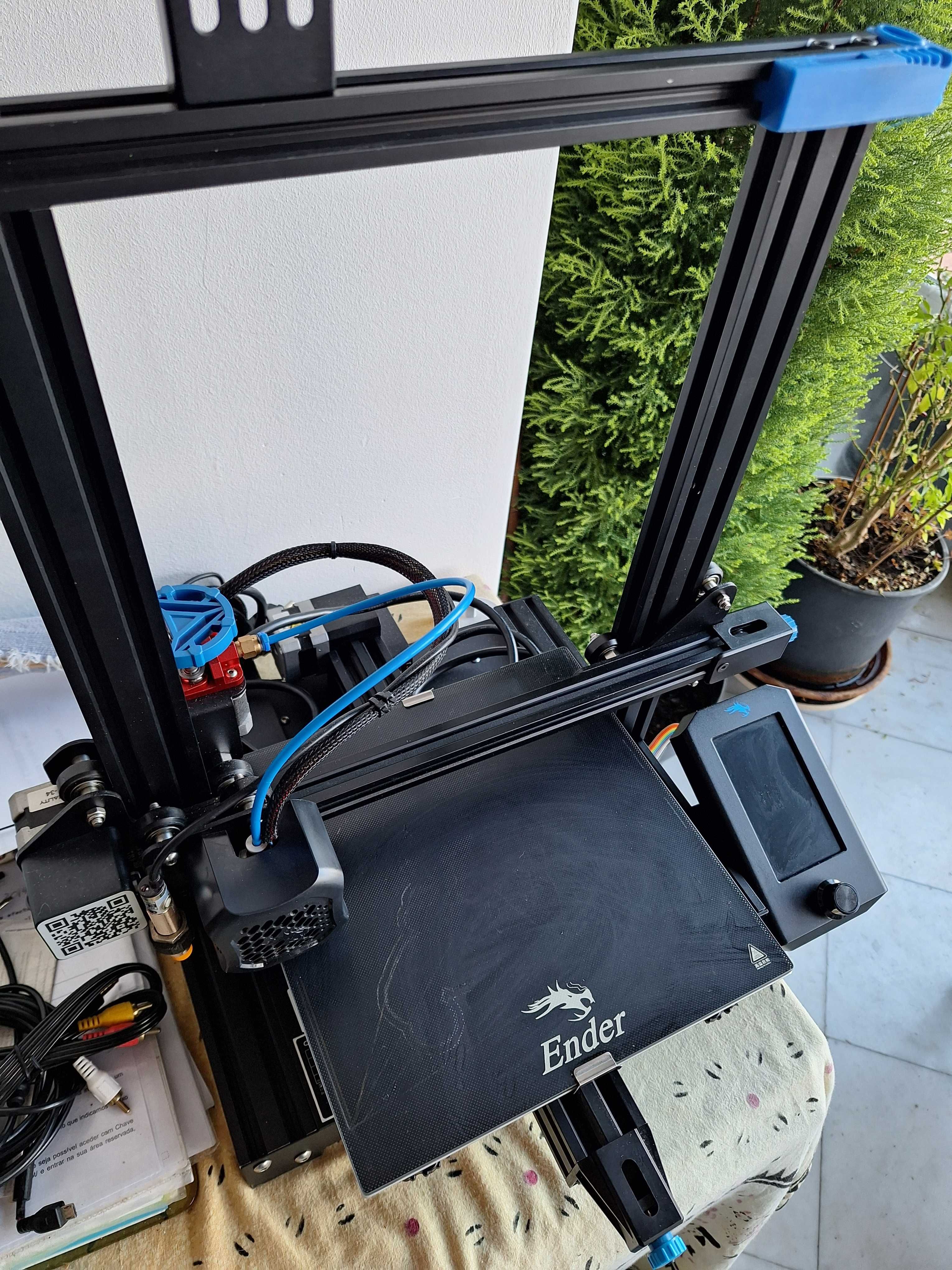 Impressora 3D, ender 3 V2, com melhoramentos e peças extras