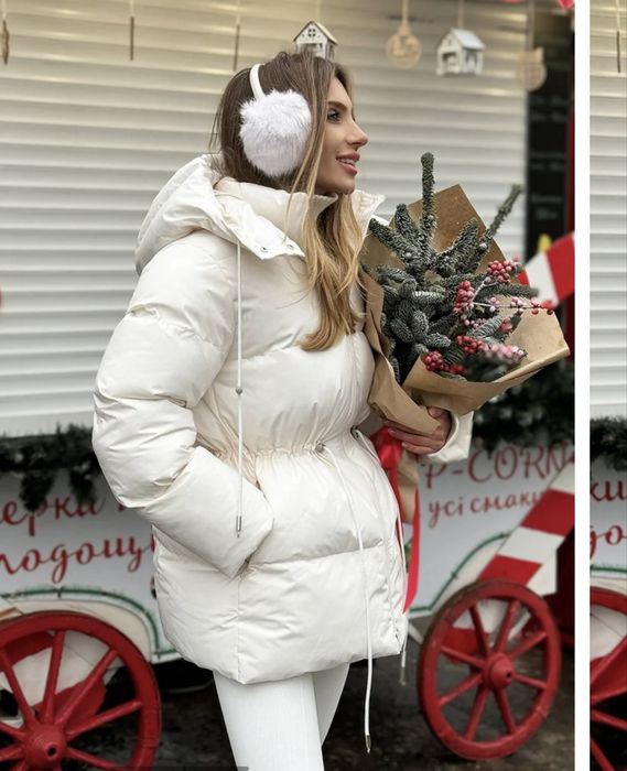 Зимовий пуховик середньої довжини з куліскою в молочному кольорі