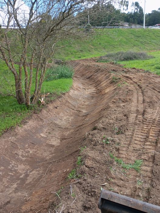 Aluguer de equipamentos/ escavações / limpeza de terrenos