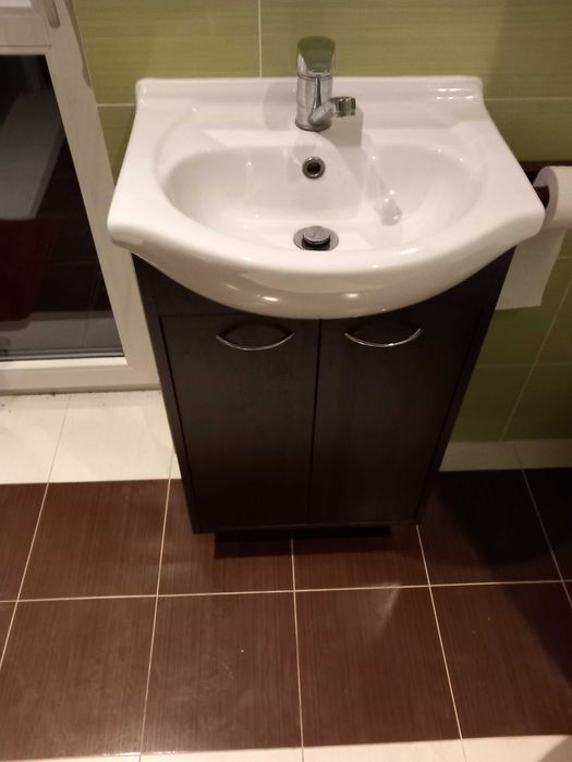 Wisząca szafka z umywalką, baterią i syfonem