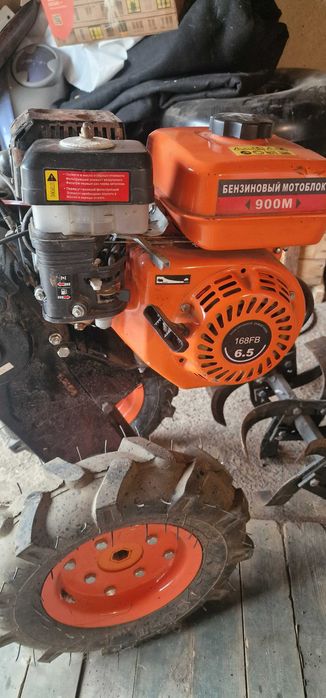 Мотоблок в рабочому стані