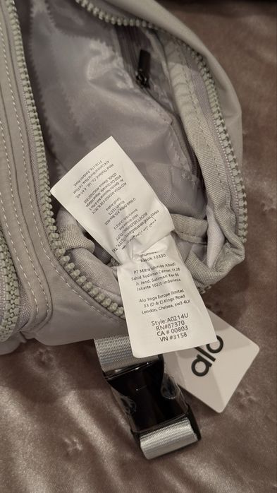 Бананка сумка напоясна Alo yoga в кольорах тренд 2025