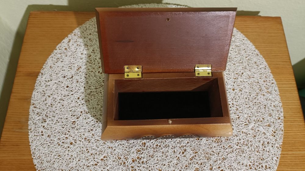 Дерев'яна шкатулка