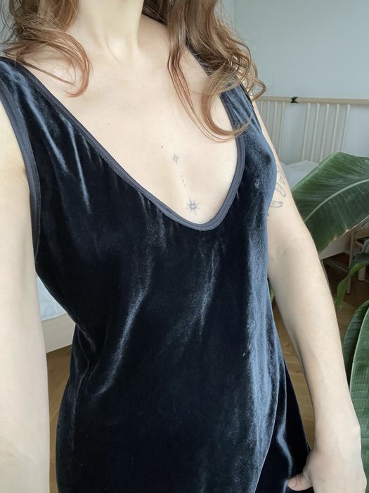 Czarna aksamitna sukienka jedwabna 34 XS zara Massimo Dutti połyskując