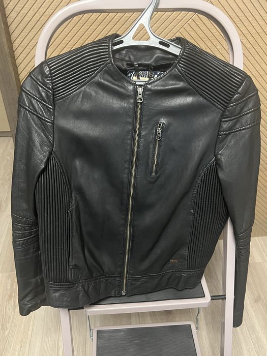 Жіноча шкіряна куртка Levi’s, розмір XS