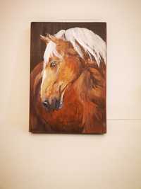 Głowa konia namalowana na desce