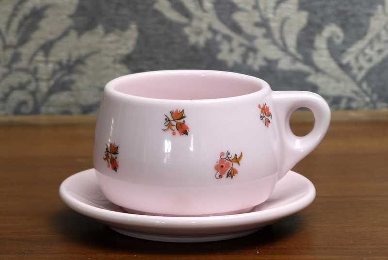 Kubek różowa porcelana Epiag Lokti Bohemia 1945-58