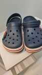 Crocsy r. 42-43 klasyczne z zapinką różą