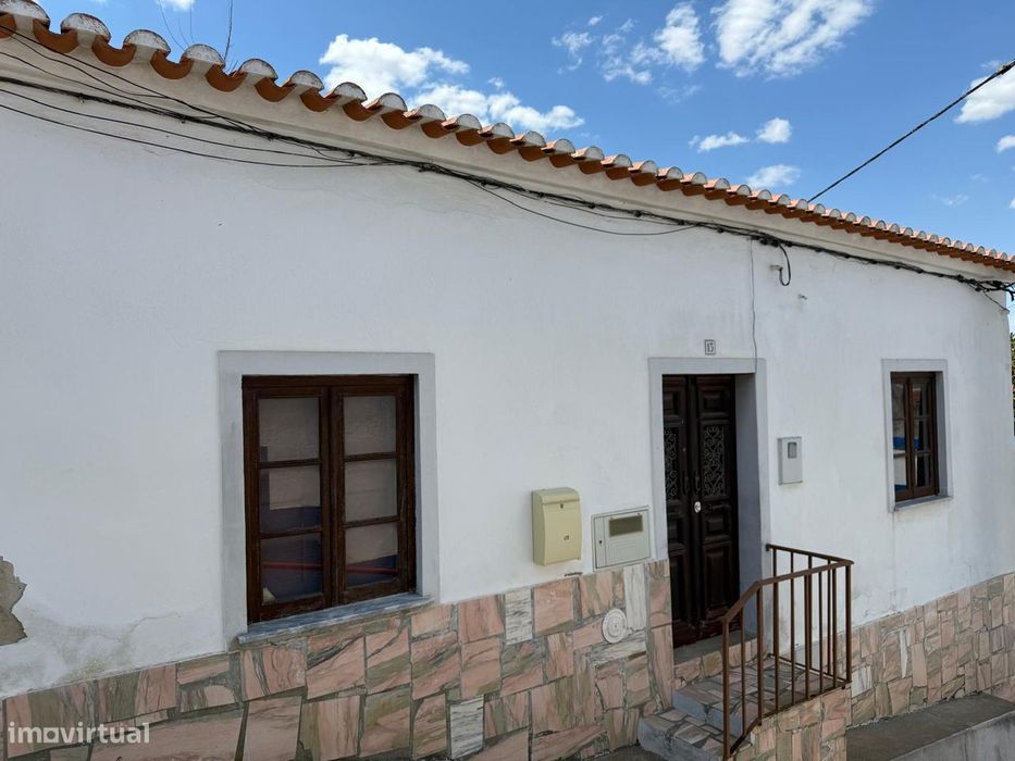 Moradia T4 localizado em Zona Central do Alentejo, em Ervidel, para re