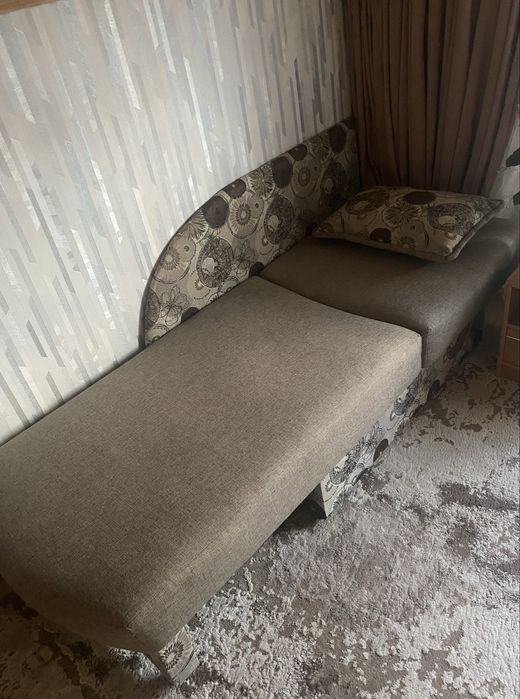 Кутовий диванчик з подушкою