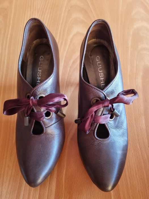 Sapatos castanhos com laço