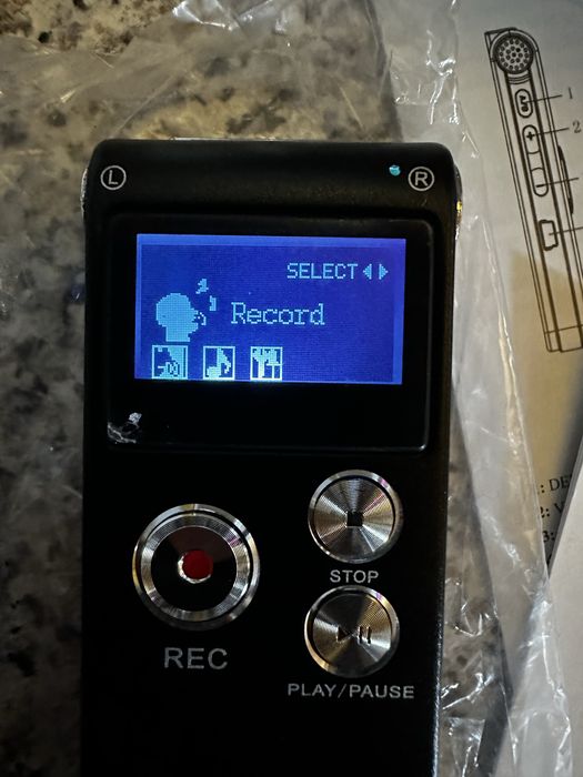 Цифровий диктофон із активацією голосу та відтворенням MP3-плеєр