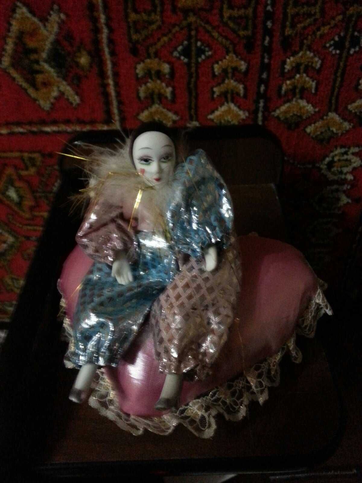 Сувенирная фарфоровая куколка на подушечке