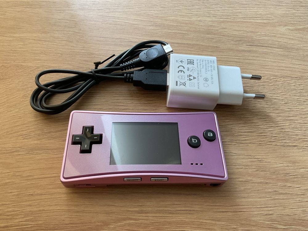 Nintendo Gameboy micro konsola i ladowarka