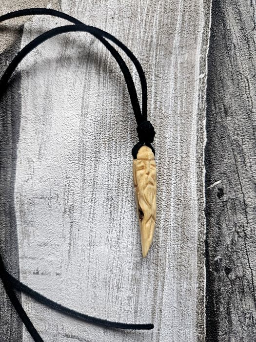 Wisior słowiański kieł wilk Perun runa teiwaz drewniany eko skóra nowy