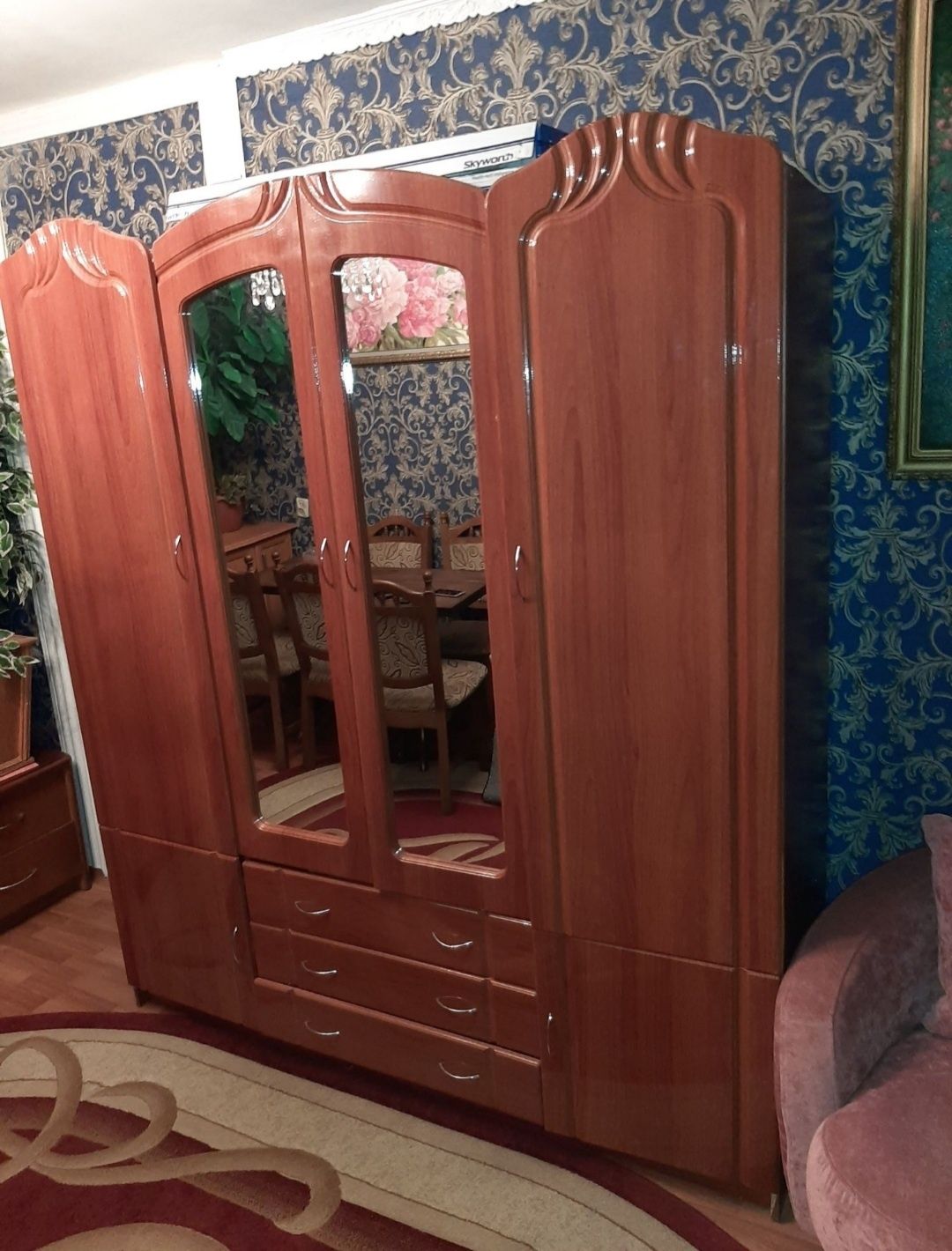 Шкаф четырехдверный с зеркалами,шухлядами,МДФ лак