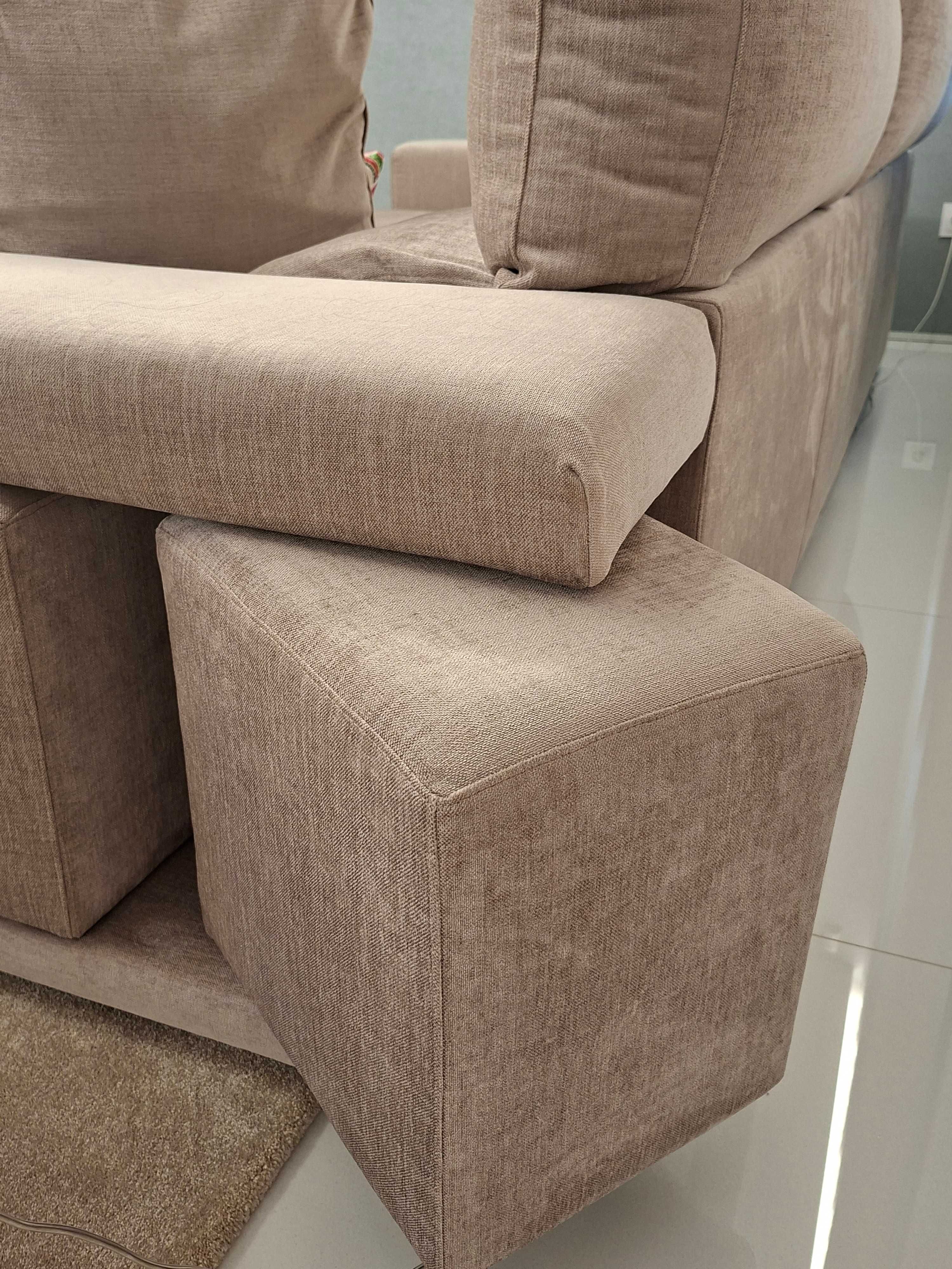 Sofá com chaise longue em tecido de qualidade, como novo.