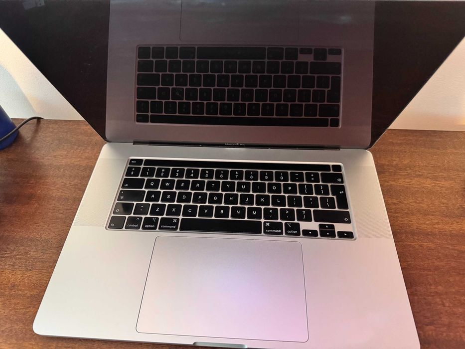 Macbook Pro 16", 2019 używany, 1TB srebrny, 1 właściciel, Touch Bar