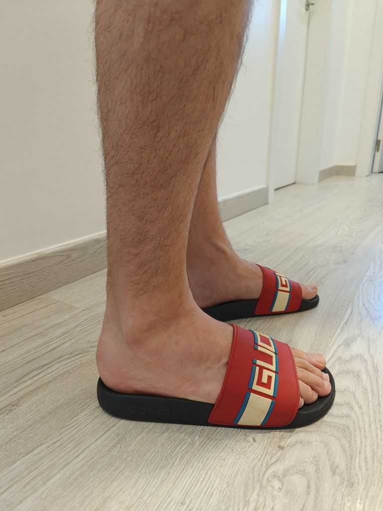 Chinelos Gucci vermelho