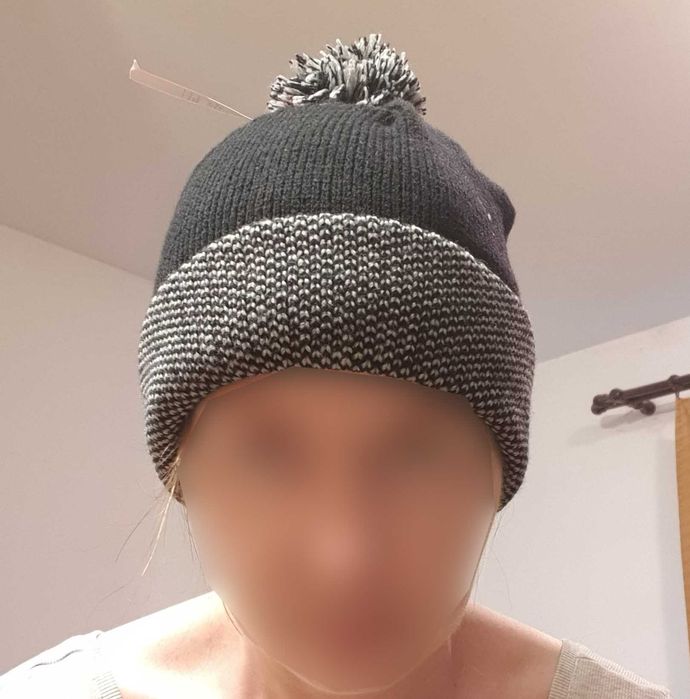 Czapka czarna z ozdobą w kratkę i pomponem