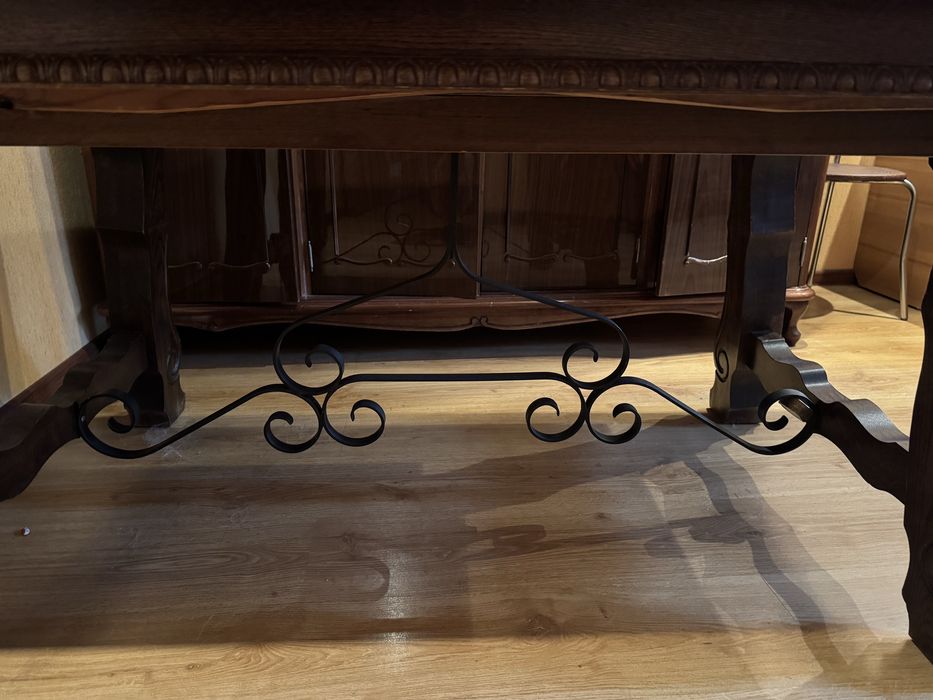 Масивний дерев’яний розкладний стіл з натурального дерева