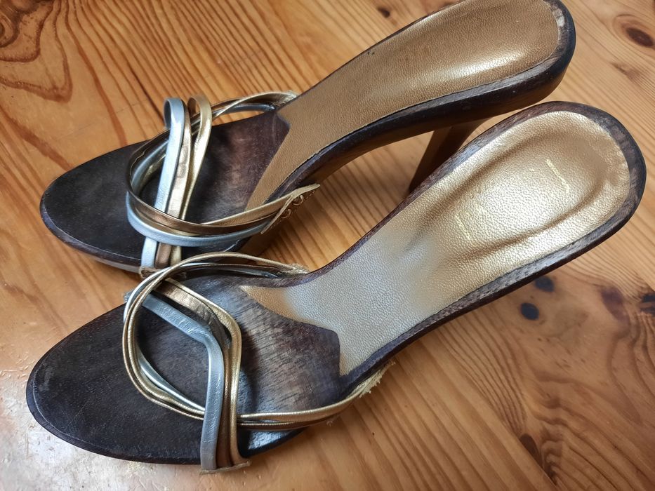 Sandálias novas de salto alto