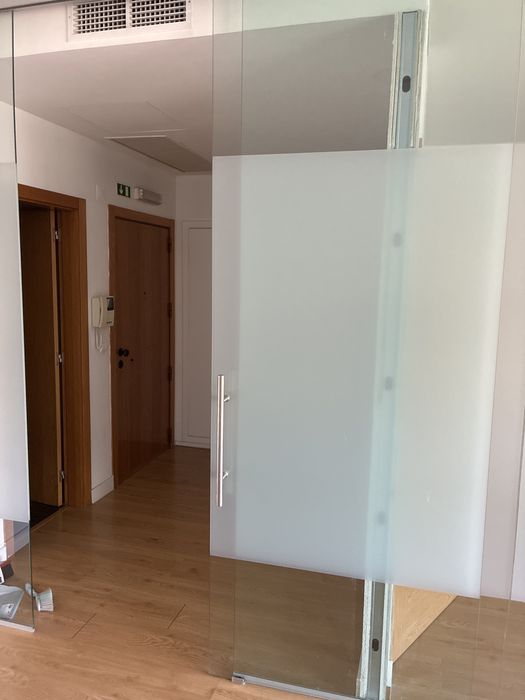 Vendo estrutura de vidro temperado com porta