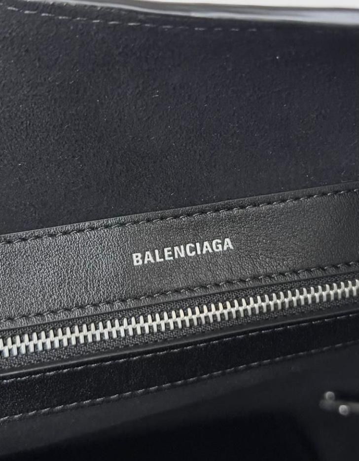 Skorzaba czarna Balenciaga