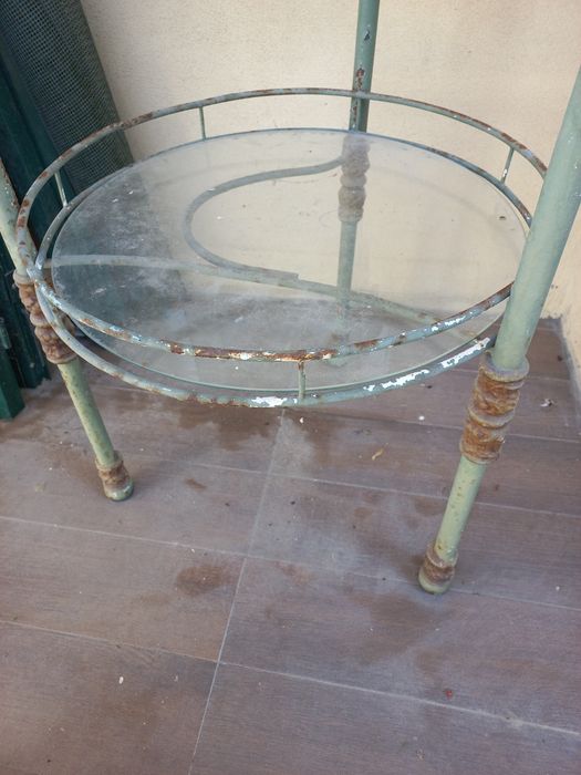 Estrutura de ferro de lavatório antigo