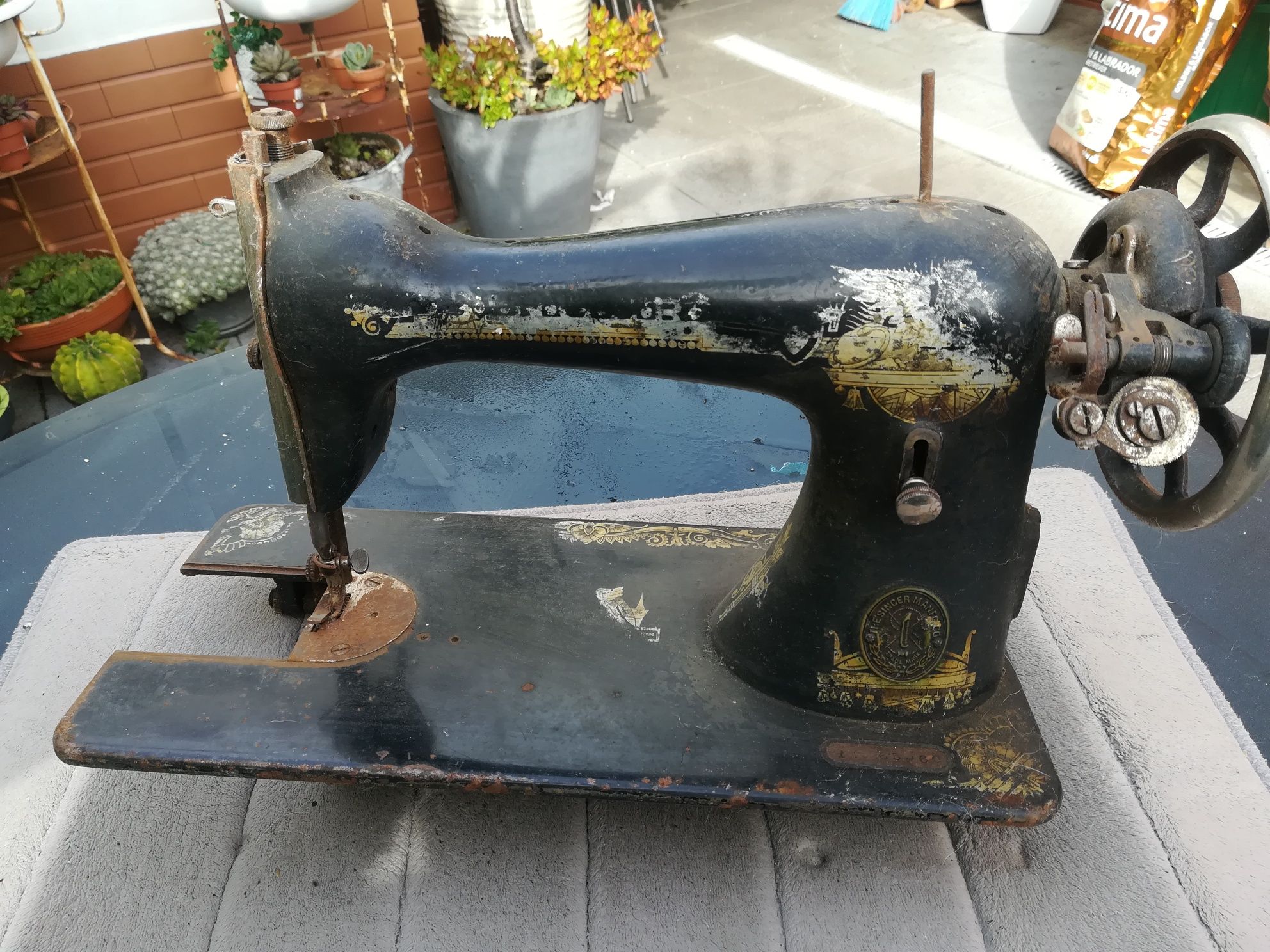 Máquina de costura muito antiga Singer