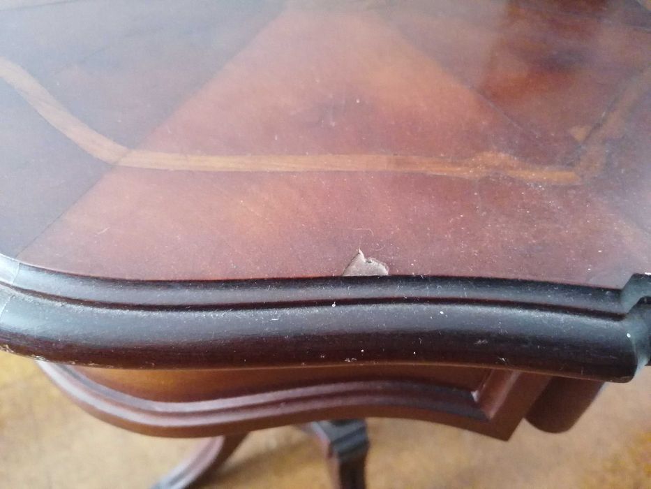 Mesa de apoio estilo inglês, em madeira e apliques em metal dourado