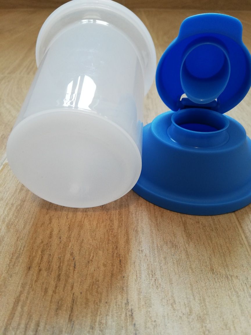 Shaker Tupperware