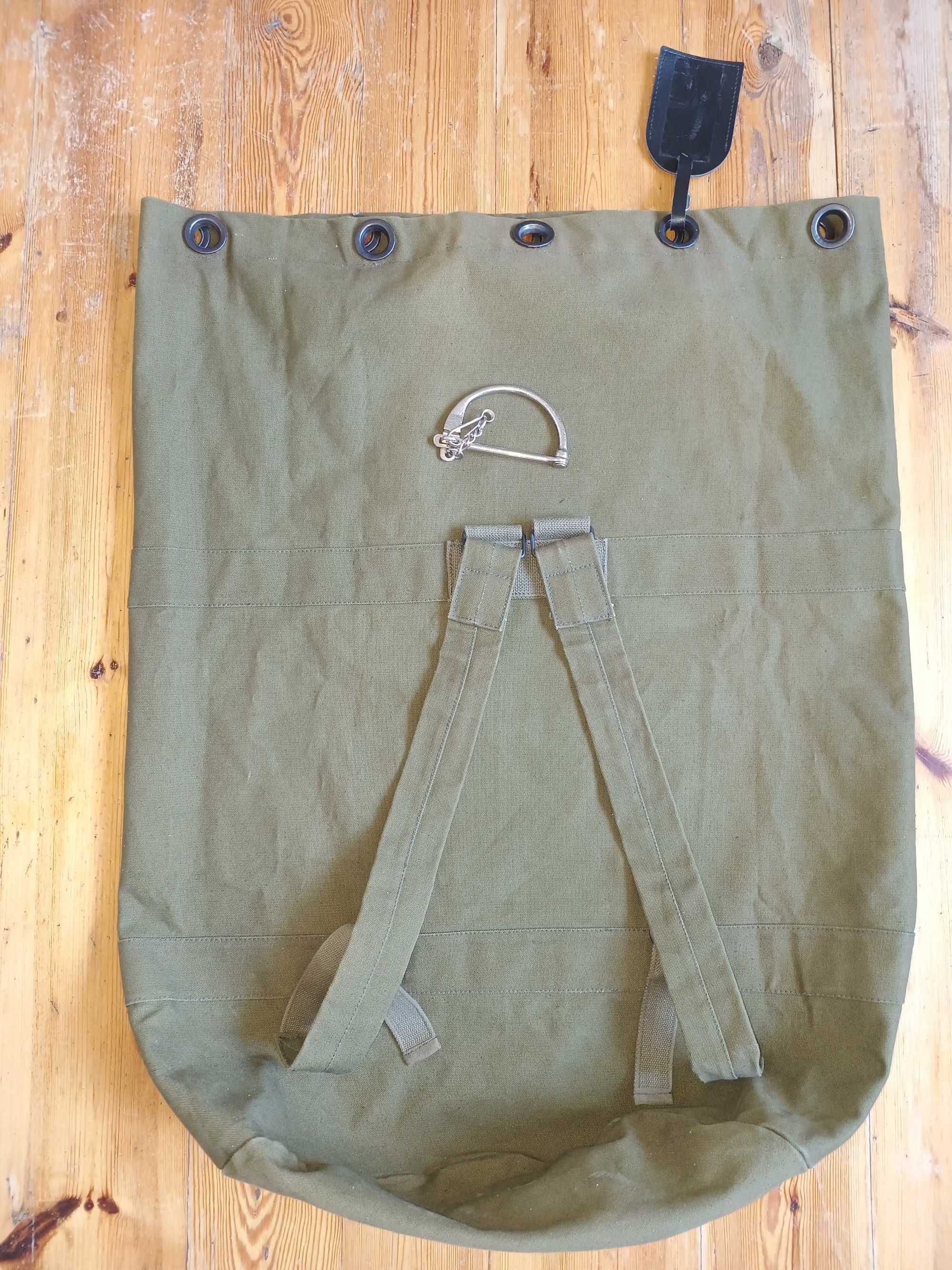 Gruby worek wojskowy z szelkami 43cm x 83cm = 120L + manierka