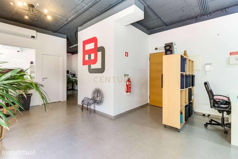Excelente escritório renovado recentemente a 15 minutos de Lisboa.