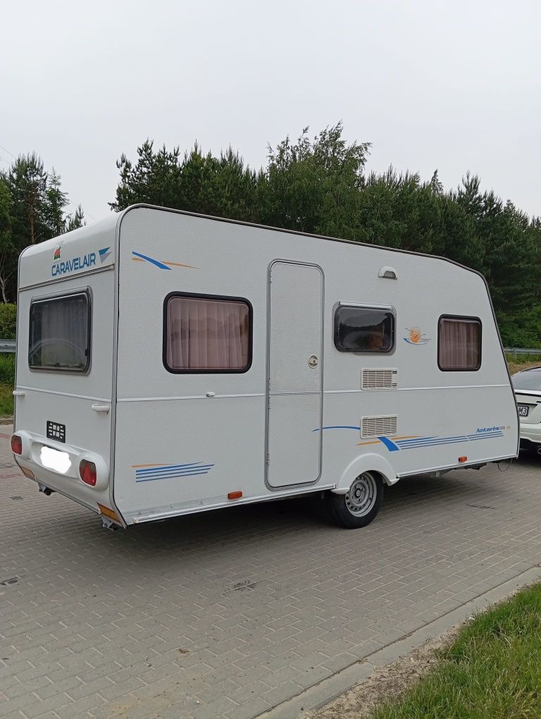 Przyczepa kempingowa Hobby Knaus Caravelair z 2008 roku.