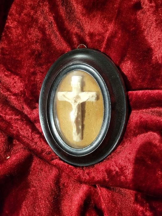 Zabytkowy krzyż w starej ramie za szkłem