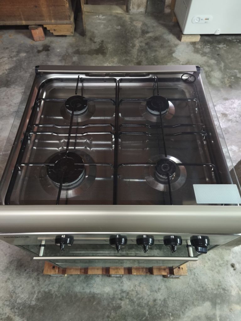 Fogão a gás com forno e estufa
